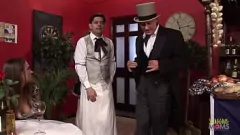 Reproduzir Morena milf com bunda perfeita desfruta de orgia sexual em grupo selvagem no restaurante