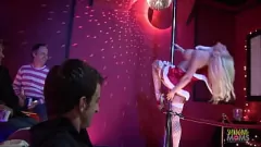 Reproduzir Extravagância anal de Natal: Milfs de clube de strip -teatro enlouquecem
