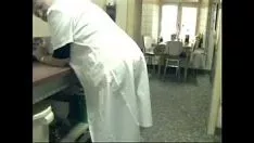 Oynat yaşlı aşçı mutfakta kocası tarafından becerdin