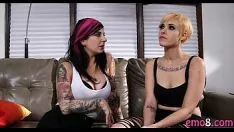 Deux tatouages ​​Tape Emo commencent à baiser avec leur voisin sexy