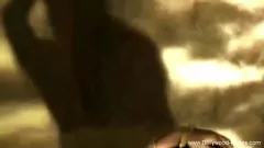 Oynat Erotik Hintli dansçı kendini şehvetli hareketlerle ifade ediyor
