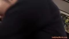 Reproduzir Ladyboy asiático Aris fica com o handsy com pau duro em POV